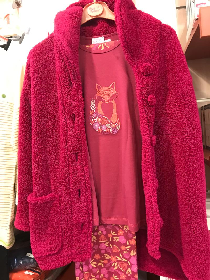 PYJAMA COTON 72 € 60.
 VESTE BOUTONNEE  CHAUDE ET DOUCE 72 € 60
 ROSE POMME