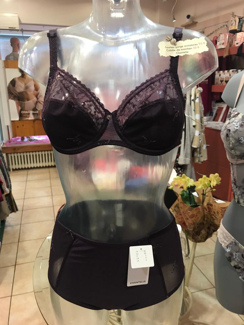 SOUTIEN GORGE ARMATURES GRAND MAINTIEN 95 €. CULOTTE GALBANTE 50 €
 CHANTELLE