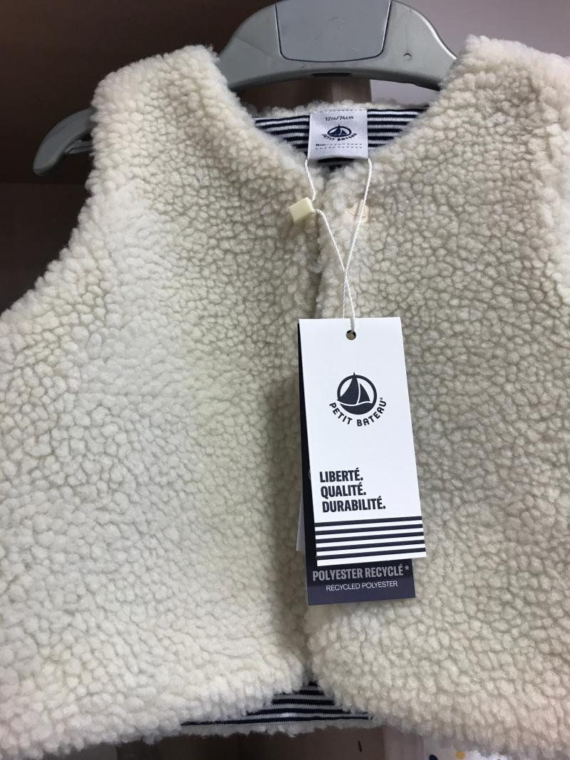 GILET  SANS MANCHES EN SHERPA DU 12 AU 36 MOIS. 37 € 60/ 43 € . PETIT BATEAU