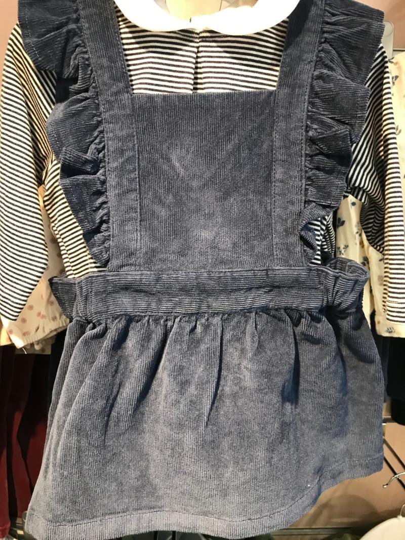 ROBE CHASUBLE EN VELOURS 38 € 50/44 €. GUIMPE 28 €/33 € 50. PETIT BATEAU